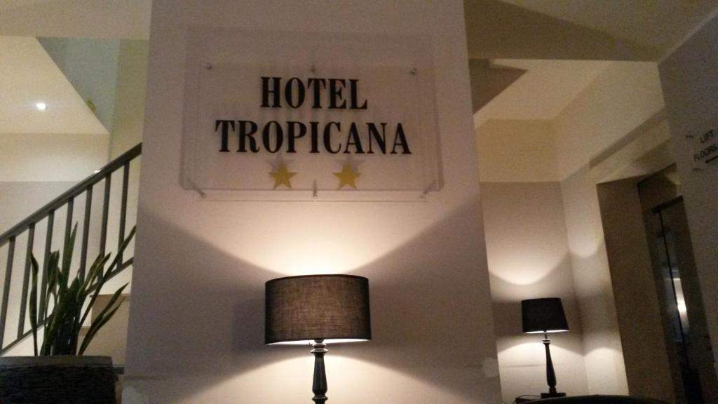 Tropicana Hotel Сент Джулианс Экстерьер фото